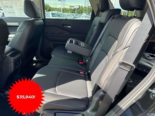 2025 Nissan Pathfinder SL