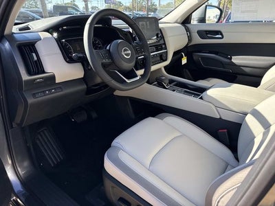 2025 Nissan Pathfinder SL