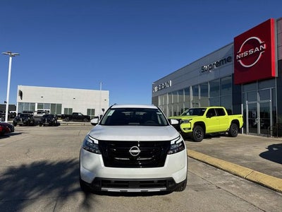 2025 Nissan Pathfinder SL