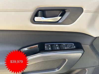 2025 Nissan Pathfinder SL