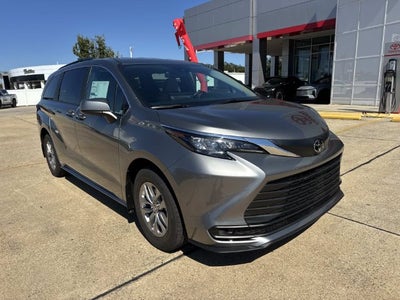 2026 Toyota Sienna LE 8 Passenger